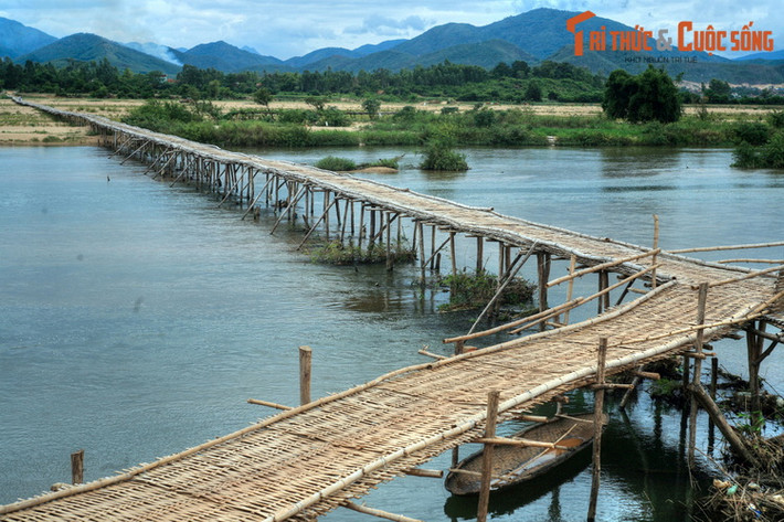 Cầu tre An Chánh bắc qua sông An Chánh ở xã Tây Bình, huyện Tây Sơn, được coi là một trong những cây cầu tre dài nhất Việt Nam.