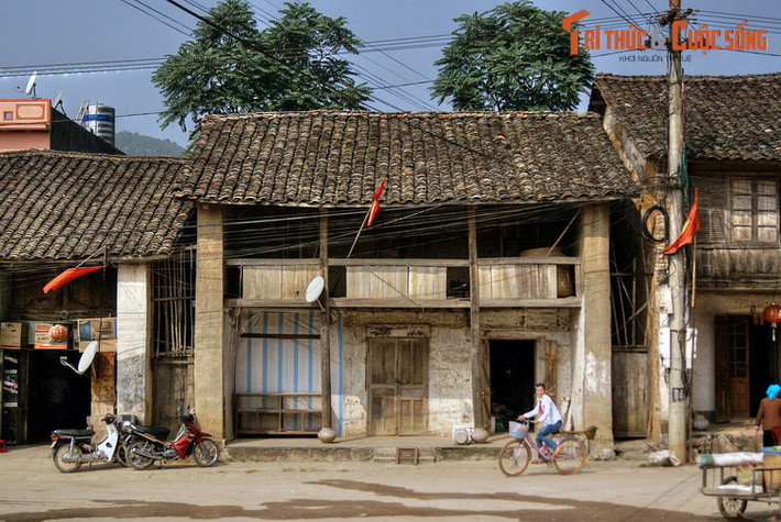 Kiến trúc ở phố cổ Đồng Văn phổ biến là nhà trình tường ba gian, hai tầng, mái lợp ngói âm dương. Các ngôi nhà nằm sát nhau, tạo nên cấu trúc không gian giống các dãy nhà ống ở phố cổ Hà Nội hay Hội An.