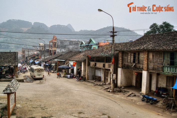 Nằm ở trung tâm thị trấn Đồng Văn, huyện Đồng Văn, tỉnh Hà Giang, phố cổ Đồng Văn là một trong những khu phố cổ nổi tiếng nhất Việt Nam.