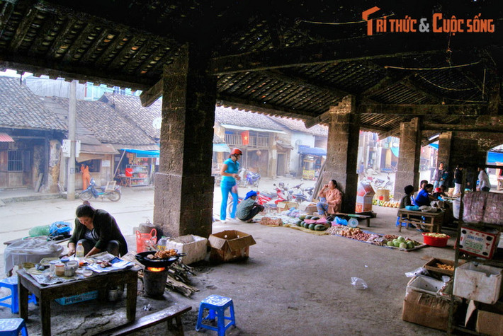 Không chỉ diễn ra các hoạt động kinh tế, chợ Đồng Văn là nơi còn lưu giữ bản sắc văn hóa của đồng bào các dân tộc trên cao nguyên đá Đồng Văn.