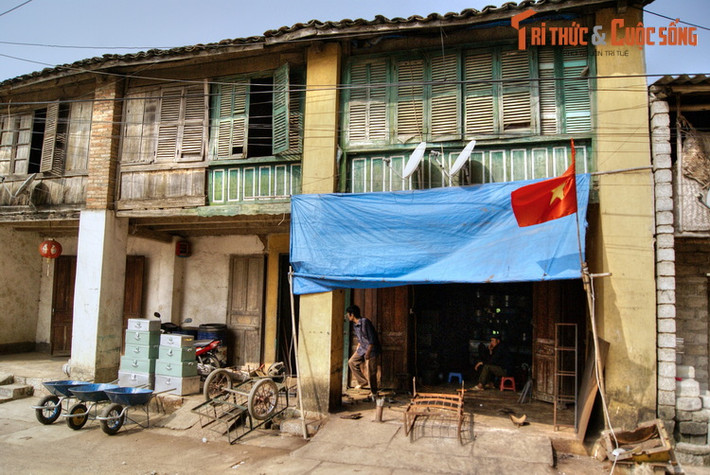 Khu phố cổ này được hình thành từ đầu thế kỷ 20, thuở ban sơ chỉ có vài gia đình người Mông, người Tày và người Hoa sinh sống, dần dần có thêm nhiều cư dân từ địa phương khác tìm đến.