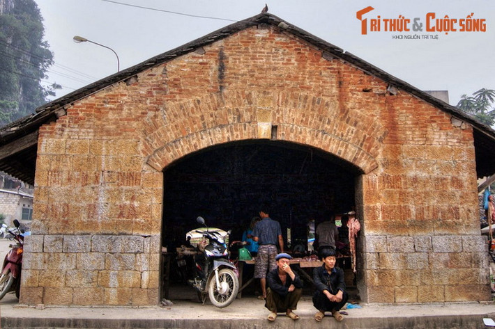 Công trình nổi bật, có vai trò tâm điểm của khu phố cổ là chợ Đồng Văn. Khu chợ được xây bằng đá trong những năm 1920, vẫn còn nguyên vẹn đến ngày nay.