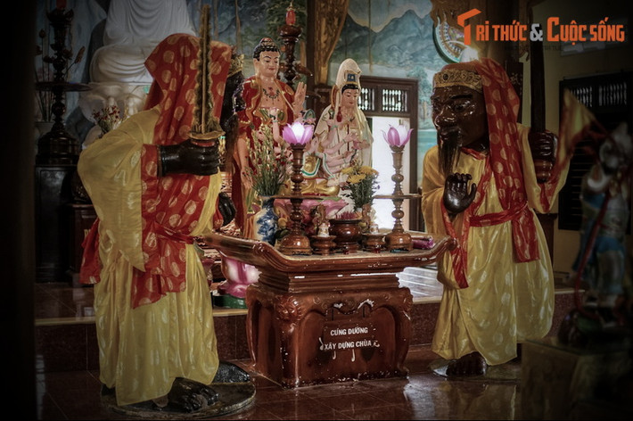 Có thể nói, hai pho tượng Hộ pháp chùa Nhạn Sơn vẫn giữ nguyên vị trí từ thời vương quốc Champa cho đến bây giờ. Gắn liền với hai pho tượng là khu phế tích đền tháp Chăm Pa phía sau chùa Nhạn Sơn.