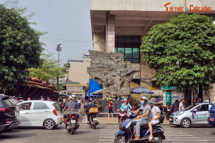 2. Nằm bên cổng chợ Đồng Xuân, khu chợ lâu đời nhất Hà Nội, bức phù điêu “Hà Nội mùa đông năm 1946” là chứng tích về 60 ngày đêm chiến đấu oanh liệt của quân và dân Hà Nội trong cuộc Toàn quốc kháng chiến.