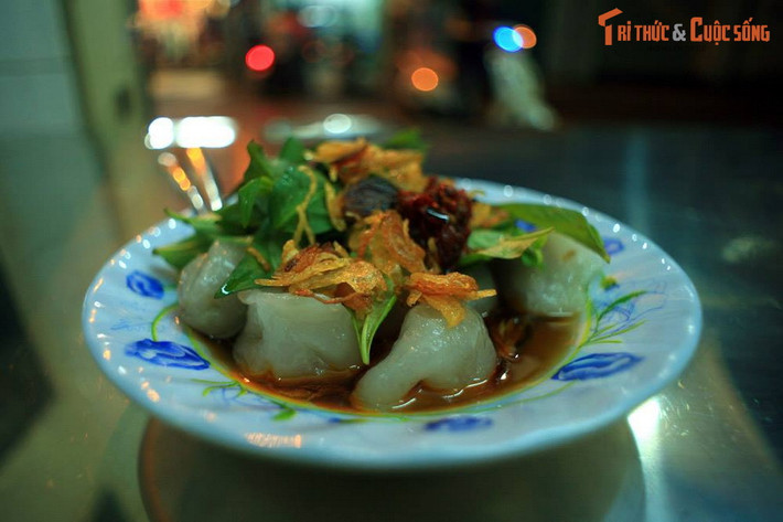 Đĩa há cảo trên đường Ký Hòa, quận 5. Há cảo là một món ăn có nguồn gốc từ huyện Thuận Đức, Quảng Đông, Trung Quốc. Món này được dùng phổ biến trong các bữa ăn điểm tâm (dimsum) buổi sáng. So với sủi cảo, há cảo có nhân đa dạng hơn và hầu như chỉ chế biến bằng cách hấp.