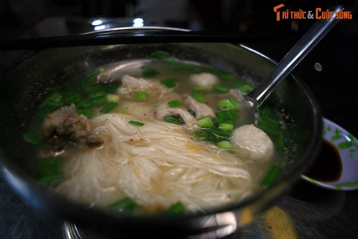 Tô mì chỉ cá ở đường Cao Văn Lầu, quận 6. Mì chỉ cá cũng là một món ăn của người Tiều, sử dụng loại mì nhỏ như sợi chỉ. Mì được nấu với cá gộc, một loại cá biển có hương vị nhẹ nhàng, rất phù hợp với nước dùng ngọt thanh của tô mì.