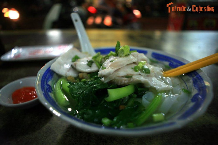 Tô hủ tiếu cá ở đường Xóm Đất, quận 11. Món hủ tiếu có nguồn gốc từ cộng đồng Hoa kiều Chợ Lớn này có sợi hủ tiếu mỏng, dai kết hợp với rau cải và những miếng phi lê lóc cá cắt mỏng, ngọt thịt, rất thanh đạm nhưng cũng không kém phần thơm ngon, lạ miệng.