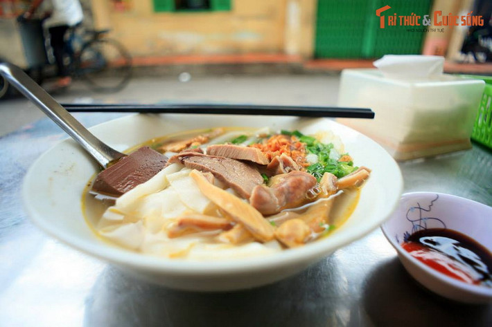 Tô hủ tiếu hồ trên đường Gò Công, quận 5. Hủ tiếu hồ là một món ăn khác của người Tiều. Món hủ tiếu này dùng loại bánh phở hình vuông độc đáo, "topping" gồm lưỡi, tiết, lòng heo hầm nhừ. Tên gọi hủ tiếu hồ có thể bắt nguồn từ địa danh "Hồ Nam" hoặc "Hồ Bắc" ở Trung Quốc.