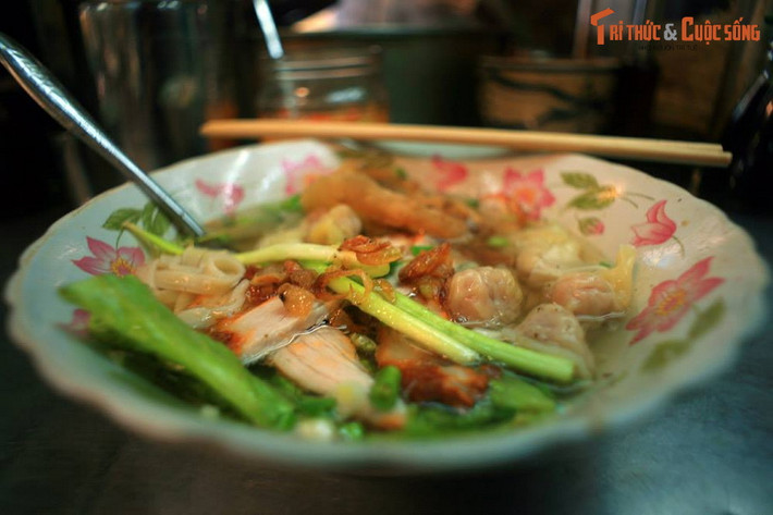 Tô mì hoành thánh ở chợ Bà Chiểu, quận Bình Thạnh. Mì hoành thánh (vằn thắn) là món mì có xuất xứ từ Quảng Đông, được ăn với nước dùng nóng, trang trí với các loại rau và hoành thánh - loại bánh hơi giống sủi cảo, làm từ thịt heo và rau băm nhỏ, gói lại bằng vỏ bột rồi hấp chín