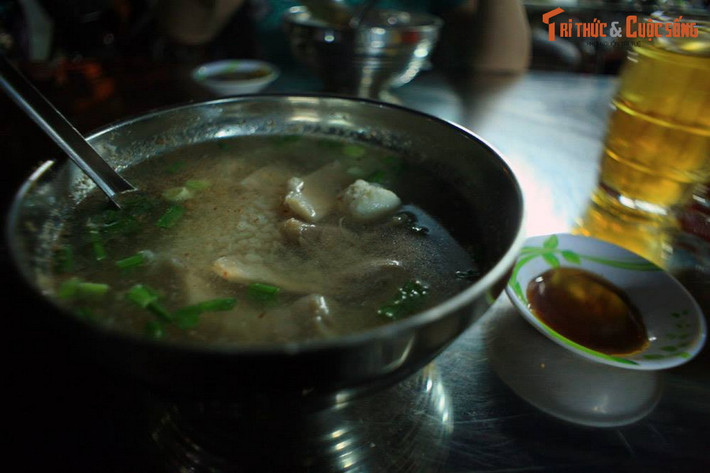 Tô cháo cá Tiều trên đường Cao Văn Lầu, quận 6. Cháo Tiều là loại cháo đặc trưng của người Tiều, hay người Triều Châu, nhóm người Hoa có nguồn gốc từ quận Triều Châu lịch sử. Món cháo này có "topping" đa dạng, sử dụng các gia vị đặc trưng của người Tiều.