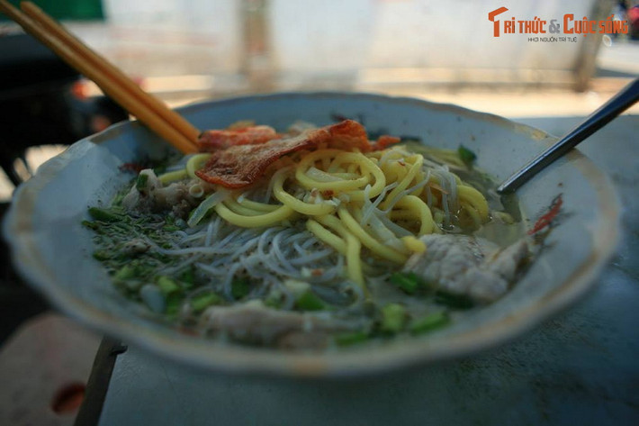 Tô bún mì vàng ở đường Xóm Đất, quận 11. Bún mì vàng là "phát kiến" của người Hoa đến từ tỉnh Phúc Kiến. Món này dùng sợi mì vàng Phúc Kiến kết hợp với bún gạo dai sợi nhỏ, ăn với rau cải và bánh tôm kiểu Trung Quốc giòn rụm, mang đến thực khách trải nghiệm thú vị.