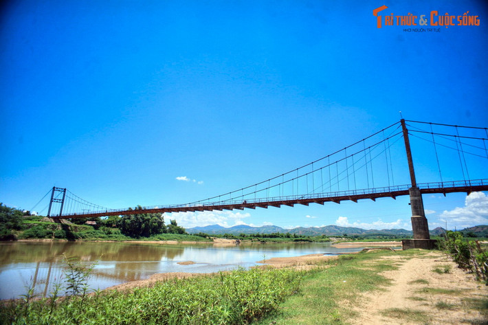 Tiếp tục đi theo Quốc lộ 14 sang địa phận tỉnh Kon Tum, du khách có thể rẽ vào đường tránh thành phố để ghé thăm cầu treo Kon Klor. Nằm ở cửa ngõ Đông Nam thành phố Kon Tum, cầu treo Kon Klor được coi là cây cầu treo lớn và đẹp nhất Tây Nguyên.