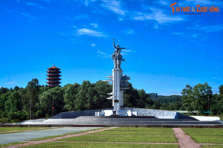 2. Nằm trên con đường mòn Hồ Chí Minh thuộc địa phận thị trấn Đồng Lộc, huyện Can Lộc, tỉnh Hà Tĩnh, Di tích lịch sử Ngã ba Đồng Lộc là địa danh gắn liền với sự hi sinh của 10 nữ thanh niên xung phong trong cuộc kháng chiến chống Mỹ cứu nước.