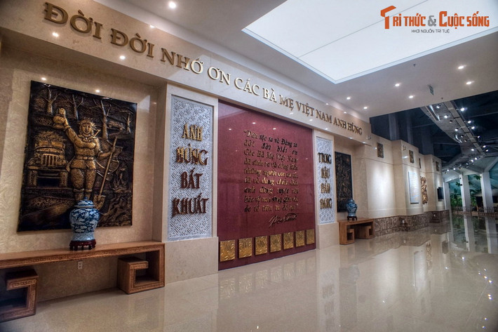 Bên trong khối tượng là khu bảo tàng với diện tích 400 m2, gồm phòng trưng bày, phòng bảo quản và nơi ghi danh hơn 50.000 Bà Mẹ Việt Nam anh hùng. Các gian bảo tàng giới thiệu nhiều hình ảnh, hiện vật tái hiện cuộc đời, sự cống hiến cao cả của các Mẹ với Tổ quốc.