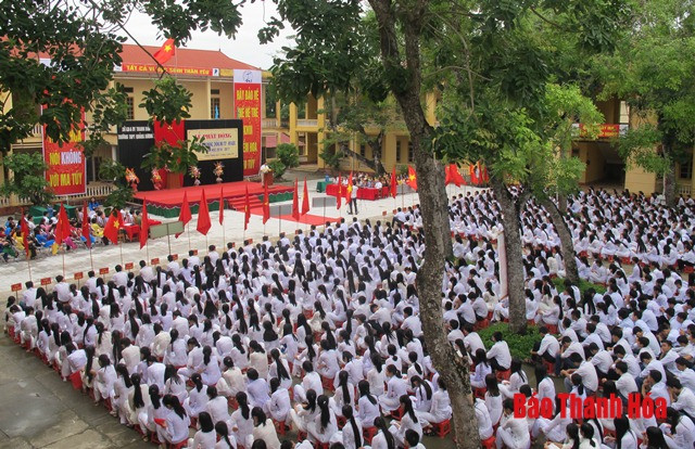Thầy Lê Văn Dỵ - Hiệu trưởng Trường THPT Quảng Xương 1 (Thanh Hóa) thông tin: “Ngoài việc em Vũ Đức Anh trở thành thủ khoa khối A của cả nước, năm nay, nhà trường có 9 em đạt tổng 3 môn từ 27 điểm trở lên. Nếu tính điểm từ 28 trở lên, trường có 4 em và đứng đầu tỉnh Thanh Hóa về số lượng các em đạt điểm cao. Trong số đó, có em Vũ Như Hậu (học sinh lớp 12T1) đạt 28,6 điểm khối B và cao nhất cả tỉnh”.
