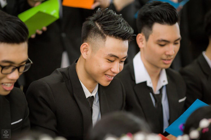 Đức Anh cho hay nửa tháng nay sau khi kì thi kết thúc đã theo chú vào TP.HCM để phụ giúp công việc làm biển quảng cáo thuê: "Lúc đầu mình là dự định vào chơi thôi, mình ào từ ngày 2/7 được các chú thím dẫn đi chơi. Xong vài hôm thì mình cũng theo chú đi làm 1 vài việc lặt vặt phụ giúp chú và gia đình. Sau này lên đại học chi phí sinh hoạt cũng đắt đỏ hơn nhiều, chắc chắn mình cũng sẽ đi làm thêm để kiếm thêm thu nhập phụ giúp gia đình, đỡ được phần nào hay phần nấy".