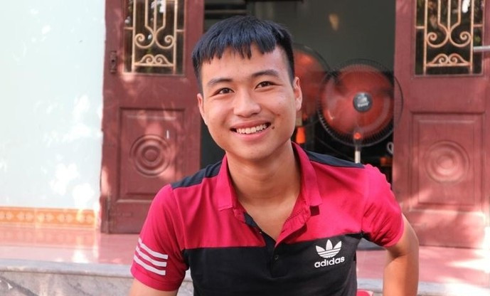 Chia sẻ về bí kíp học tập, nam sinh Thanh Hóa cho biết em cũng chỉ học những gì thầy cô dạy ở trường và những cuốn sách mà các thầy cô cho chứ không học thêm gì. Những chương trình cơ bản đều nằm trong các bài giảng cả rồi. Những hôm nào nhiều bài vở em học ôn đến tận 2 giờ sáng.