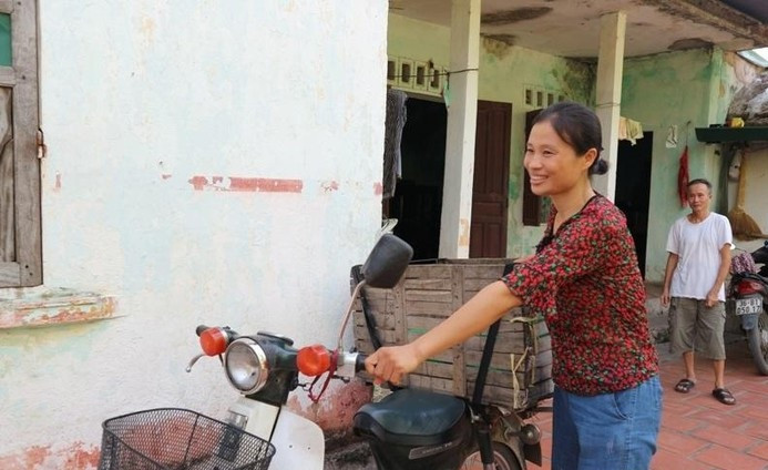 Bà Lê Thị Hương - mẹ Đức Anh cho biết: "Chồng tôi làm ở một đại lý phân phối trứng lớn ở gần đây, trung bình một tháng cũng được 6-7 triệu đồng, còn tôi thì đi thu mua trứng của các nhà trong xóm rồi mang đi bán lại cho cửa hàng nhỏ lẻ. Một ngày cũng kiếm được 100-200 nghìn đồng.