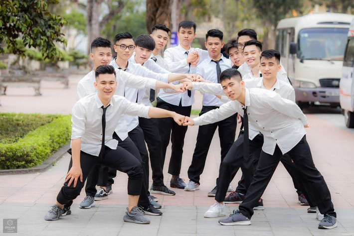 Đức Anh chụp ảnh cùng bạn bè trong lễ tốt nghiệp cấp 3.