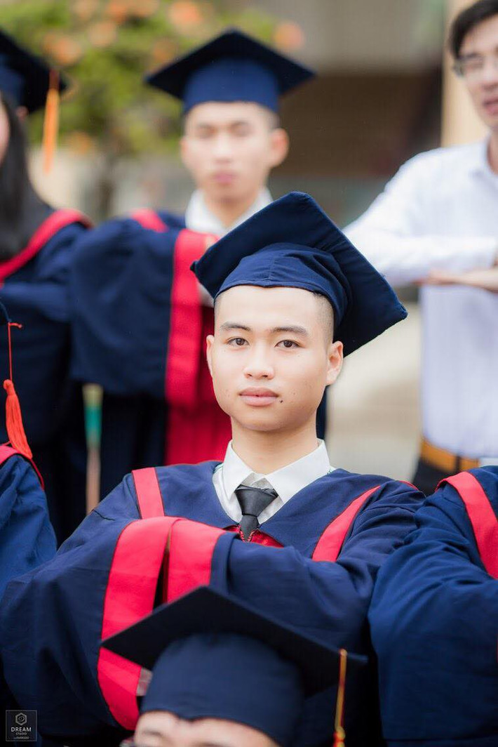Thủ khoa khối A: Với tổng điểm 29.05, Vũ Đức Anh (lớp 12T1 Trường THPT Quảng Xương 1, tỉnh Thanh Hóa) trở thành thí sinh có tổng điểm 3 môn xét tuyển khối A cao nhất cả nước năm 2019. Nam sinh Thanh Hóa đạt được tổng điểm 29,05 khối A với môn Toán 9,8; Vật lý 9,25 và Hóa học 10 tuyệt đối.