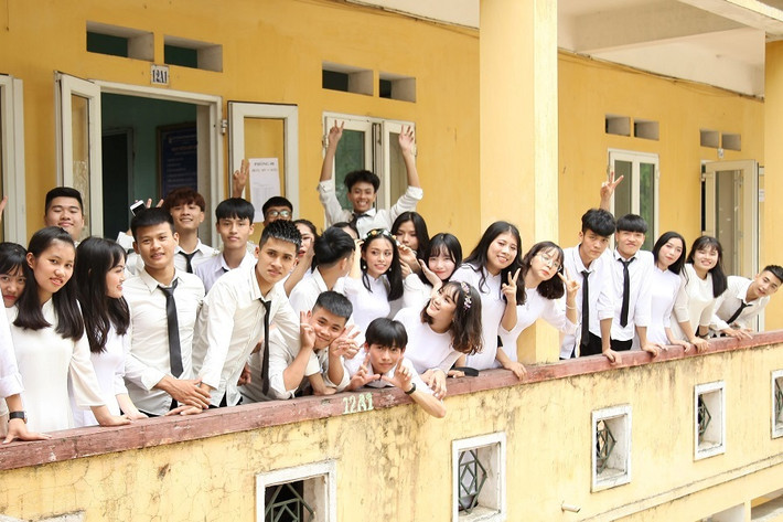 Bí quyết của My là tập trung nghe giảng, tự đào sâu kiến thức. Khi làm bài, em thận trọng không để mất điểm oan ở những câu dễ. Nữ sinh này chia sẻ rằng em không học quá muộn, thường dậy từ 4h30 để ôn bài. Để chinh phục bài thi THPT quốc gia, nữ sinh chăm chỉ luyện đề, sau đó ghi chú kiến thức mới, cũng như chú ý luyện tập kỹ năng làm bài.