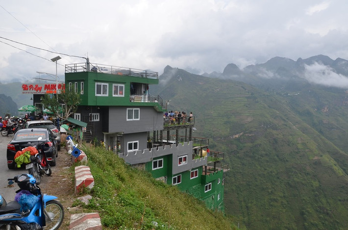 Màu sơn xanh dần được phủ lên toàn bộ toà nhà.