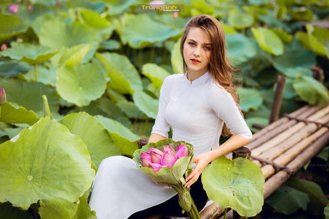 Tháng 6 vừa qua, nàng mẫu đến từ Ukraine Olga Salyuk (22 tuổi) trở thành hiện tượng khi xuất hiện trong tà áo dài bên hồ sen. Gương mặt xinh đẹp, dáng người thon thả cùng thần thái hút hồn của hot girl Ukraine được nhiều người tán dương.