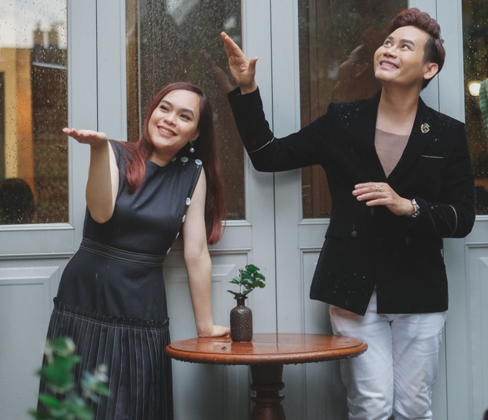 Hồng Phúc và Quỳnh Phượng là cặp đôi nhận được nhiều ngưỡng mộ với cuộc hôn nhân hạnh phúc 11 năm. Trước đó, cặp đôi đã yêu nhau 9 năm. Hiện tại, cặp đôi đã có 2 nhóc tỳ. Dù không còn diễn xuất nhưng Quỳnh Phượng luôn hỗ trợ ông xã sắp xếp lịch trình, quản lý show, đồng thời là hậu phương vững chắc cho chồng suốt nhiều năm qua.