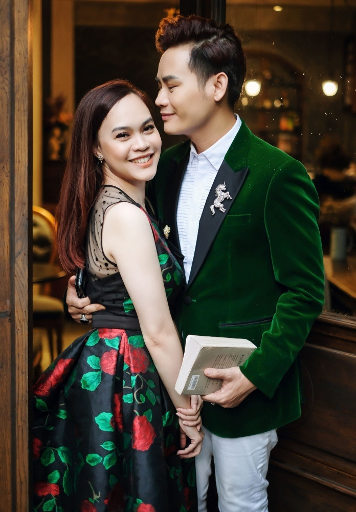 Chia sẻ về bộ ảnh, nam MC sinh năm 1980 cho biết anh muốn dành món quà bất ngờ này cho bà xã để bù đắp lại thời gian ít quan tâm được vợ con do thường xuyên phải đi công tác xa.