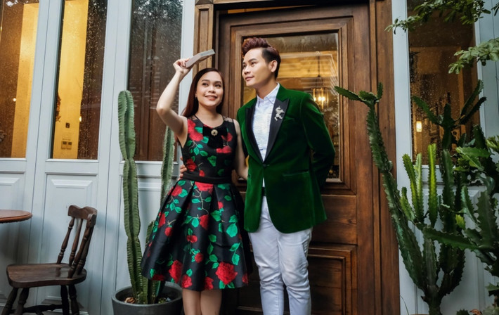 Hồng Phúc tâm sự: "Chính xác là sau khi tham gia Bố ơi mùa 4 thì tôi đắt show về gia đình cũng như các sự kiện giải trí. Bên cạnh đó, tôi còn bận rộn cho kênh YouTube riêng nên có đôi lúc thiếu sự quan tâm dành cho bà xã. Chính vì thế, kỉ niệm 20 năm yêu nhau và cưới cùng với sinh nhật của vợ nên muốn có khoảng khắc đẹp và cảm ơn người phụ nữ quan trọng của cuộc đời tôi, đã hi sinh cho tôi và các con rất nhiều”.