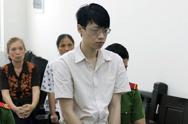 Nguyễn Anh Tú (SN 1983) từng là thầy giáo dạy đồ họa xuất hiện tại tòa với cặp kính cận, khuôn mặt lạnh lùng, dáng người gầy gò. Đi giữa nhóm cảnh sát dẫn giải, Tú bước vội vào phòng xử án. Thấy người thân, bị cáo im lặng.