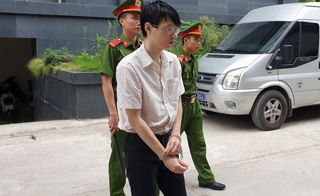 Sau hơn 1 năm diễn ra vụ nữ sinh SKĐA bị sát hại, TAND Hà Nội xét xử sơ thẩm Nguyễn Anh Tú (36 tuổi, ở quận Đống Đa) về các tội Giết người, Hiếp dâm và Cướp tài sản. Do vắng mặt luật sư của bị cáo nên HĐXX quyết định hoãn làm việc. Phiên tòa dự kiến mở lại vào ngày 9/8.