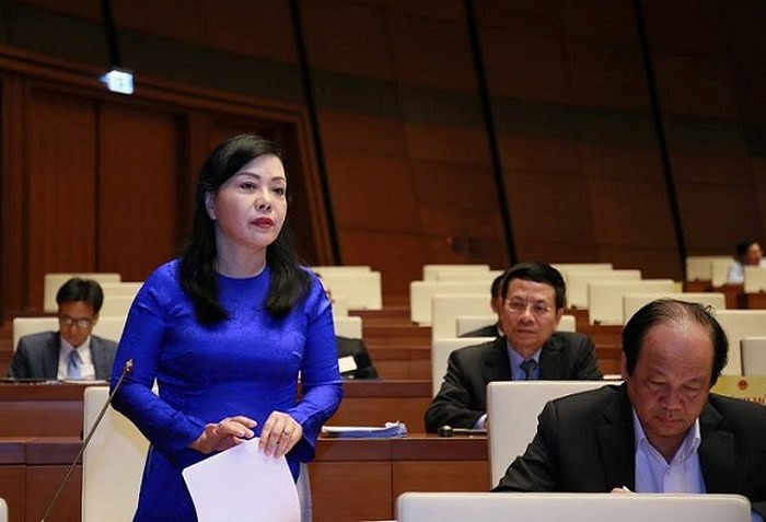 "Chân trái, chân phải và cái chân thứ ba" - Bộ trưởng Nguyễn Thị Kim Tiến cho biết Bộ Y tế cố gắng khắc phục các tồn tại, hạn chế của ngành bằng “kiềng ba chân” và mong muốn những người bệnh có tiền không phải ra nước ngoài khám chữa bệnh nữa trong phiên thảo luận Quốc hội sáng ngày 27/10/2018. Phát ngôn của Bộ trưởng Tiến đã làm Phó Thủ tướng Vũ Đức Đam cùng nghị trường bật cười.