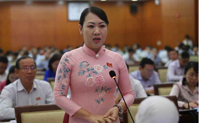 “Có thể trang bị cho người dân mỗi nhà một cái lu nước to để chứa nước mưa. Đây cũng là một giải pháp chống ngập bên cạnh các công trình chống ngập khác”, bà Xuân đề xuất. Sau đề xuất của bà Xuân, hội trường vang lên nhiều tiếng xôn xao và cả những tiếng cười.