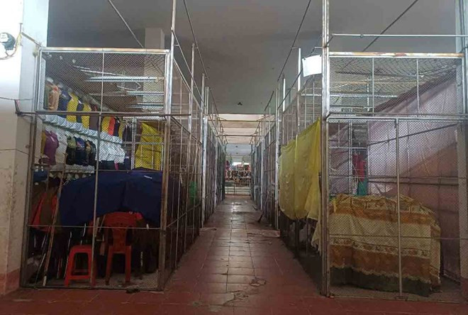 Không còn cảnh nhộn nhịp, tấp nập kẻ bán, người mua, giờ đây, chợ Hà Tĩnh luôn trong tình trạng đìu hiu. Nhiều tiểu thương ngồi cả ngày chỉ bán được 1-2 món hàng, thậm chí có ngày chẳng có khách đến mua.