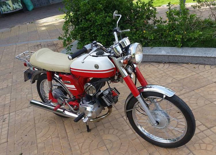 Yamaha YB-1 là một dòng xe khá lâu đời của Yamaha, với lịch sử bắt đầu từ năm 1973. Trước đây, chiếc xe có khá nhiều các phiên bản khác nhau như YB50, YB90 để lần lượt cạnh tranh với các đối thủ Honda SS50 hay SS90.