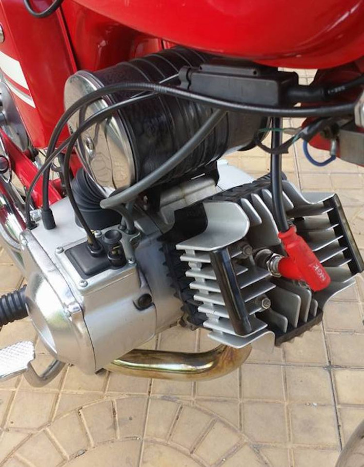 YB1 được trang bị động cơ 1 xi-lanh 2 kỳ 4 cấp số, đem tới công suất tối đa 4,1 mã lực và mô-men xoắn cực đại 4 Nm. Sau này, Yamaha còn có thêm phiên bản YB-1 Four sử dụng động cơ 4 kỳ SOHC 1 xi-lanh có công suất tương đương.