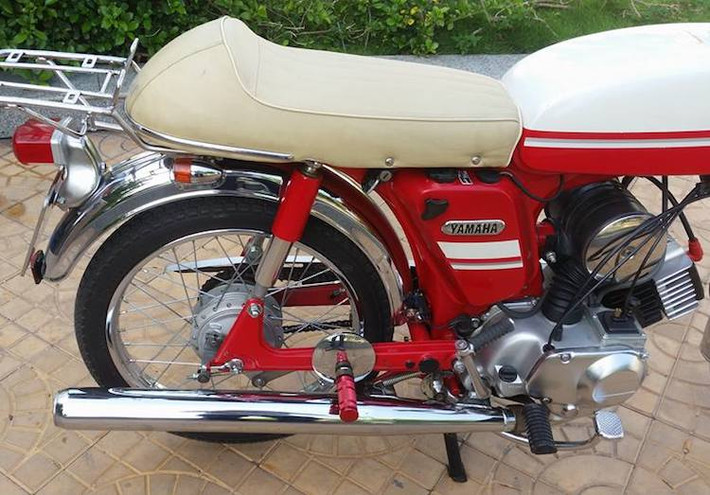 Bộ yên của xe có "gò" phía sau theo phong cách cafe racer, nhấn mạnh tới chất thể thao của xe. Dù là một mẫu xe 2 kỳ nhưng pô của YB-1 có thiết kế thẳng tương tự nhiều mẫu xe 4 kỳ thay vì một đoạn "bụng bầu" đặc trưng.