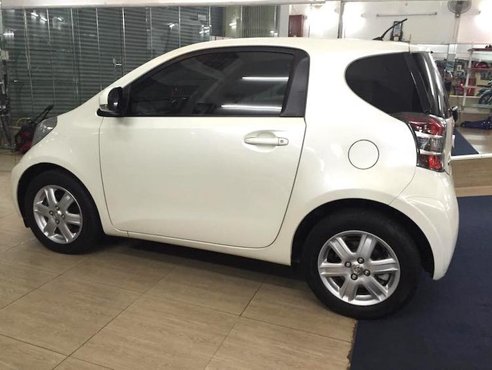 Tại thị trường Việt Nam, Toyota iQ được nhập vào với số lượng khá ít và không được ưa chuộng lắm do thói quen tiêu dùng của nhiều người tiêu dùng Việt khi mua xe là để chở nhiều người, đồng thời xe cũng có giá không rẻ do nhập khẩu nguyên chiếc. Chiếc iQ trong bài viết này thuộc đời 2012, hiện đang được một showroom tại Sài Gòn bán với giá 550 triệu.