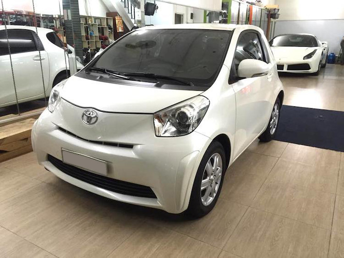 Xuất hiện lần đầu dưới dạng concept vào năm 2007, mâu xe cỡ nhỏ Toyota iQ sản xuất hàng loạt được trưng bày lần đầu tại triển lãm Geneva vào tháng 3/2008. Tại thị trường Mỹ, xe từng được bán với tên gọi Scion iQ; đồng thời một phiên bản bán tại châu Âu của Toyota iQ đã được Aston Martin "siêu sang hóa" thành Aston Martin Cygnet.