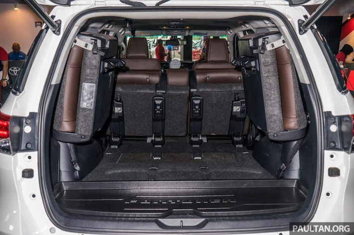 Fortuner 2016 cũng có tới 3 hàng ghế, cho phép 7 người có thể ngồi trong xe. Hàng ghế cuối cùng của xe có khả năng gập 50/50 về phía hai bên thân xe thay vì gập phẳng dưới sàn như nhiều đối thủ. Khoang hành lý của Fortuner cũng được trang bị sẵn một tấm lót bằng nhựa dẻo có vách ngăn, hữu dụng khi cần chở những hành lý có nước.
