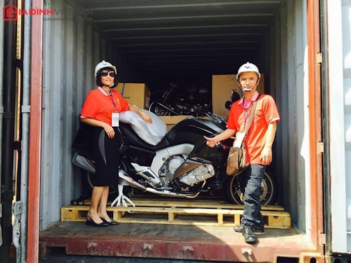 BMW K1600 GTL 2016 vừa được một đại lý xe phân khối lớn nhập về Hà Nội. Mẫu xe phân khối lớn có giá tiền tỷ này nhận được sự quan tâm của giới mê xe do khá hiếm tại Việt Nam. Mức giá cơ bản của BMW K1600 GTL là 23.650 USD tại Mỹ.