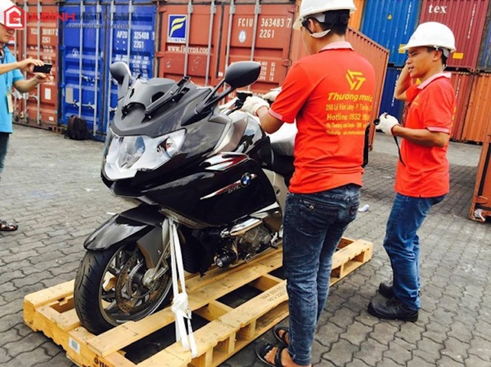 Ngoài động cơ “khủng”, xe được cung cấp hàng loạt các tính năng ấn tượng. BMW K1600 GTL được trang bị hệ thống điện tử cao cấp như chống bó cứng phanh ABS, tùy chỉnh giảm xóc điện tử ESA cung cấp 3 chế độ lái khác nhau, kiểm soát độ bám đường DTC, cụm đèn pha LED thích ứng và dàn âm thanh cao cấp.