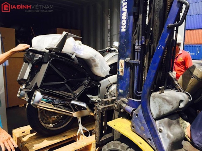 Xe có tốc độ tối đa khoảng 200 km/h. Dù có kích thước to lớn và động cơ "khủng" nhưng K1600 GTL vẫn có mức tiêu thụ nhiên liệu đáng ngạc nhiên, có thể hoàn thành 100 km ở tốc độ 90 km/h với 4,5 lít xăng, và con số tương ứng ở tốc độ 120 km/h là 5,7 lít.