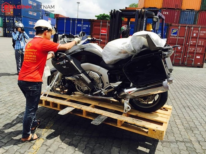 Về ngoại hình, xe gây ấn tượng nhờ thiết kế hầm hố và to lớn, với kích thước chiều dài 2.487 mm, rộng 1.000 mm và cao 1.465 mm. Xe tương đối nặng với trọng lượng khô là 212 kg, tải trọng tối đa là 560 kg. Bình xăng của BMW K1600 GTL có dung tích 26,5 lít.