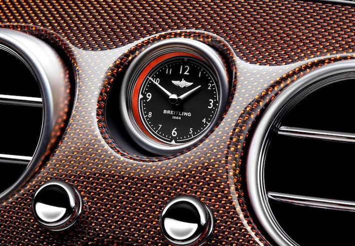 Sự cầu kỳ của Mulliner còn được thể hiện ở vành màu cam cùng màu với ngoại thất trên chiếc đồng hồ Breitling nằm ở bảng táp-lô xe. Ngoài các thay đổi của Mulliner, chiếc Bentley Continental GT Convertible V8 S này vẫn sử dụng động cơ tăng áp V8 4.0 521 mã lực/680 Nm.