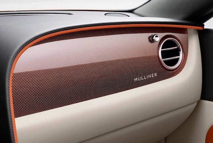 Để tạo ra các chi tiết này, Mulliner đã phải đan từ 3 loại sợi khác nhau là sợi carbon, đồng và thép thành một tấm lớn, sau đó cắt ra thành các mảnh nhỏ và bắt đầu phủ lên các chi tiết. Cuối cùng, bề mặt của các chi tiết ốp sợi Sparkle Carbon này đã được phủ sơn trong suốt và đánh bóng cho tới khi từng lớp sợi một óng ánh một cách tự nhiên.