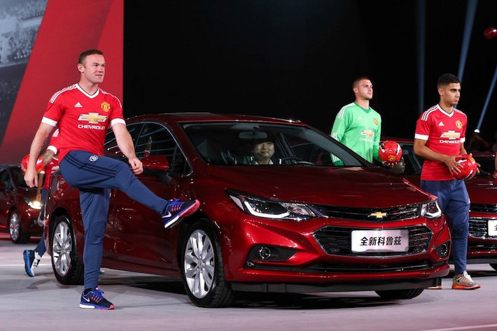 Ra mắt lần đầu tại Mỹ cách đây hơn 1 năm, Chevrolet Cruze 2017 đã được thiết kế lại toàn bộ so với thế hệ cũ. Không thể phủ nhận rằng với phong cách thiết kế mới nhất của Chevrolet, Cruze 2016 trông năng động và thể thao hơn rất nhiều so với thế hệ hiện tại.