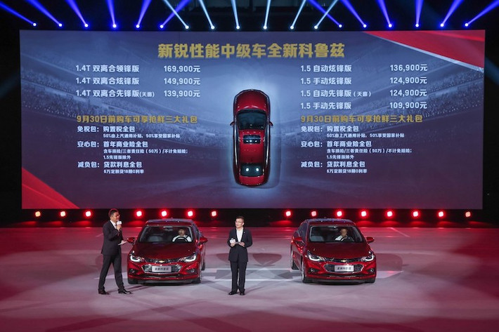 Tại thị trường Trung Quốc, Cruze thế hệ mới sẽ được bán với 7 phiên bản khác nhau, trong đó có 4 bản sử dụng động cơ 1.5l và 3 bản dùng động cơ tăng áp. Giá khởi điểm cho bản thấp nhất là 109.900 NDT (tương đương 367 triệu đồng) và đạt tối đa 169.900 NDT (567 triệu đồng) cho phiên bản 1.4T cao nhất.