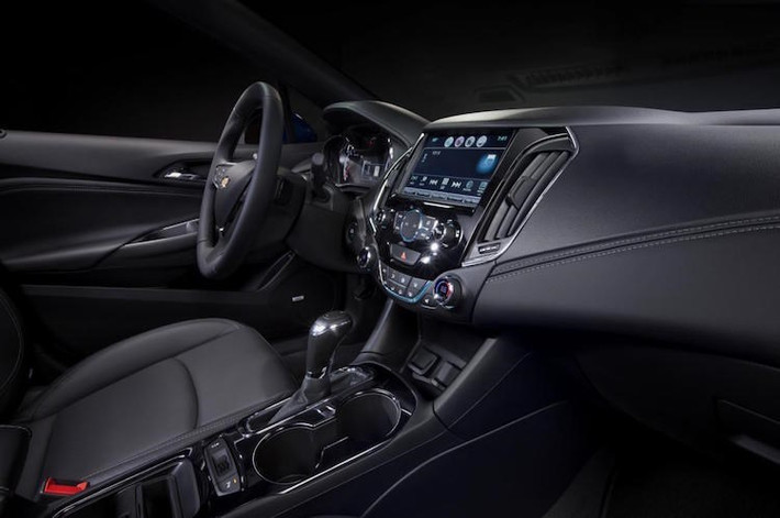 Ở bên trong, nội thất của Cruze thế hệ mới cũng được "nâng đời" để trở nên sang trọng hơn, với các vật liệu sử dụng cao cấp và thiết kế đẹp mắt.